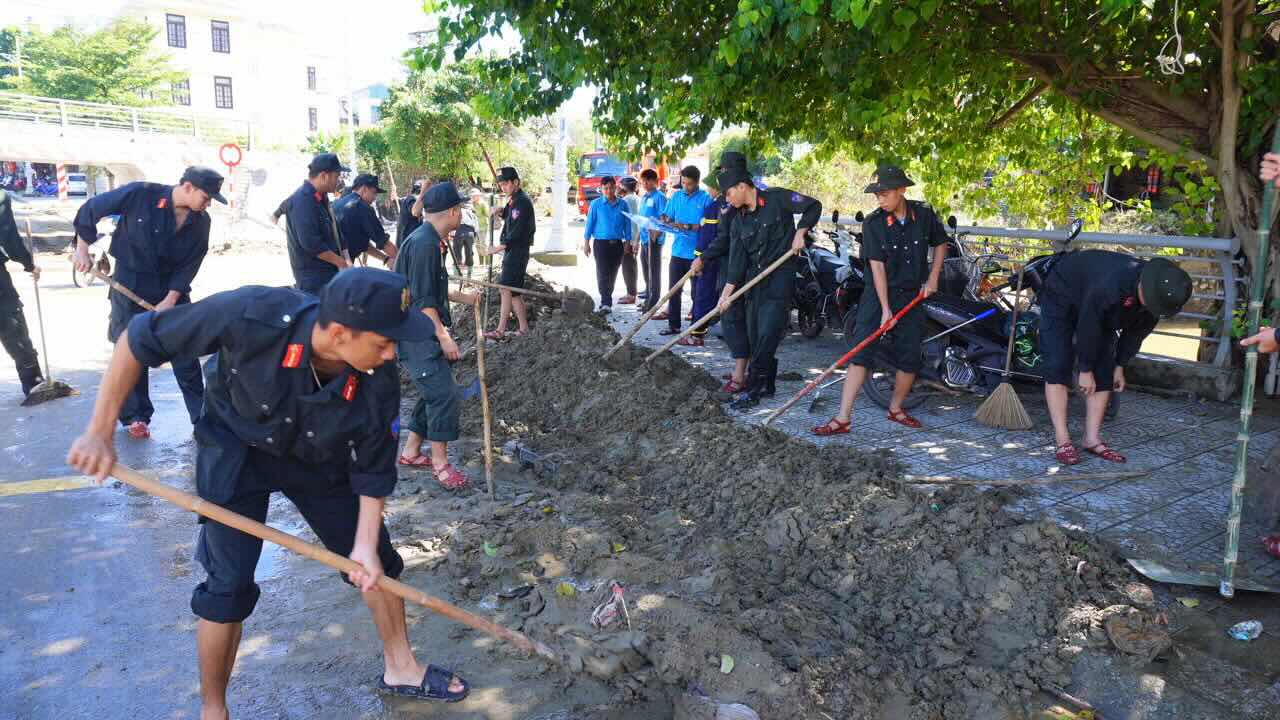 Luc luong vu trang ho tro don dep ve sinh sau mua lu. Anh: Le Thong.