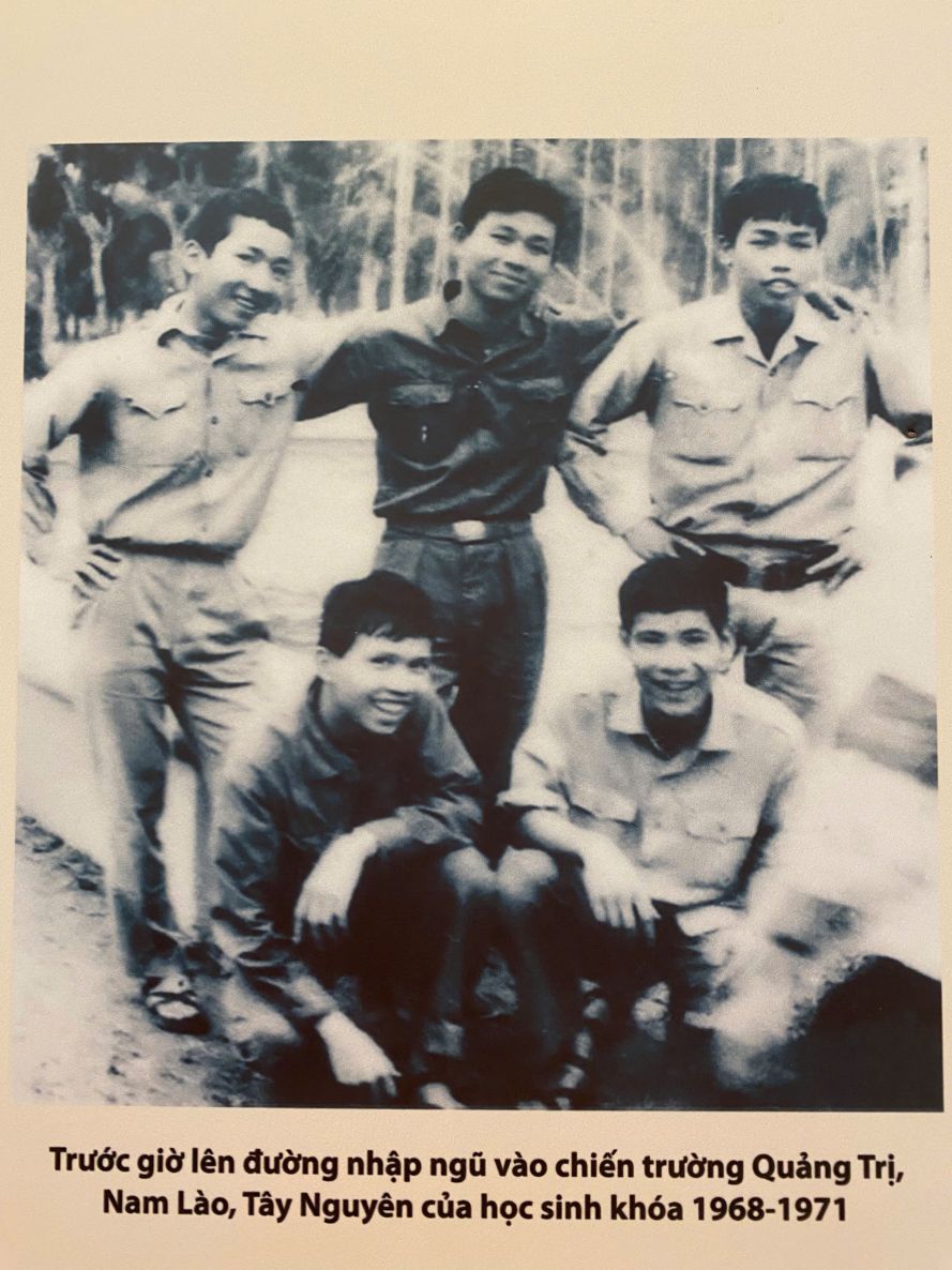 Hoc sinh THPT Viet Duc truoc gio len duong nhap ngu. Anh: Tu lieu