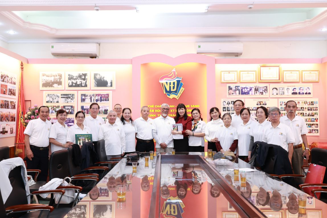 Former students of classes 68 - 71 of Viet Duc High School visit the old school. Photo: Hai Nguyen