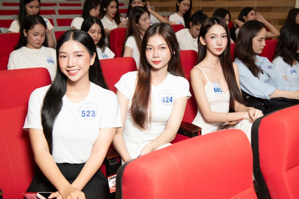 The contestants are ready to compete in the "Miss University of Peace Vietnam" contest. Photo: Organizing Committee
