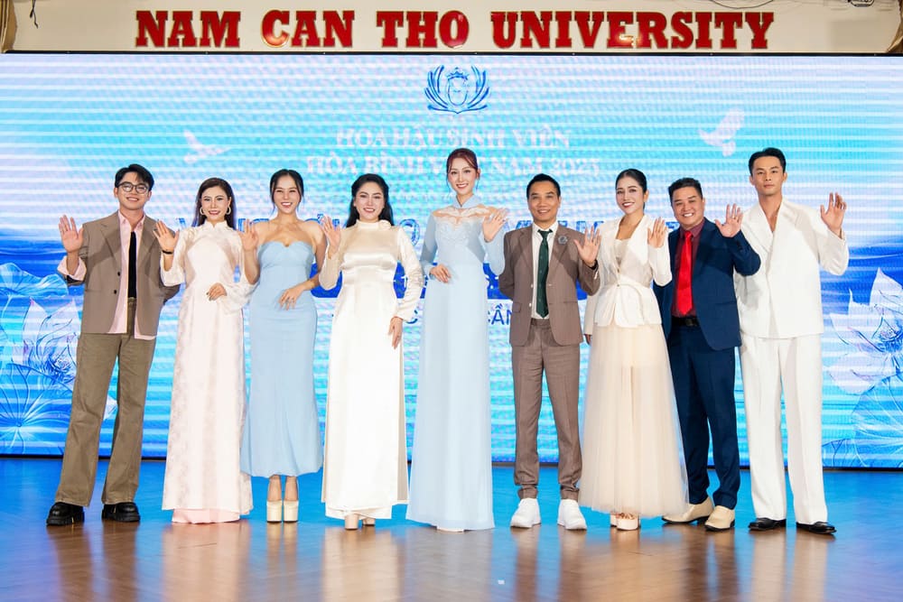 Thanh vien ban giam khao vong so khao cuoc thi. Anh: Ban to chuc