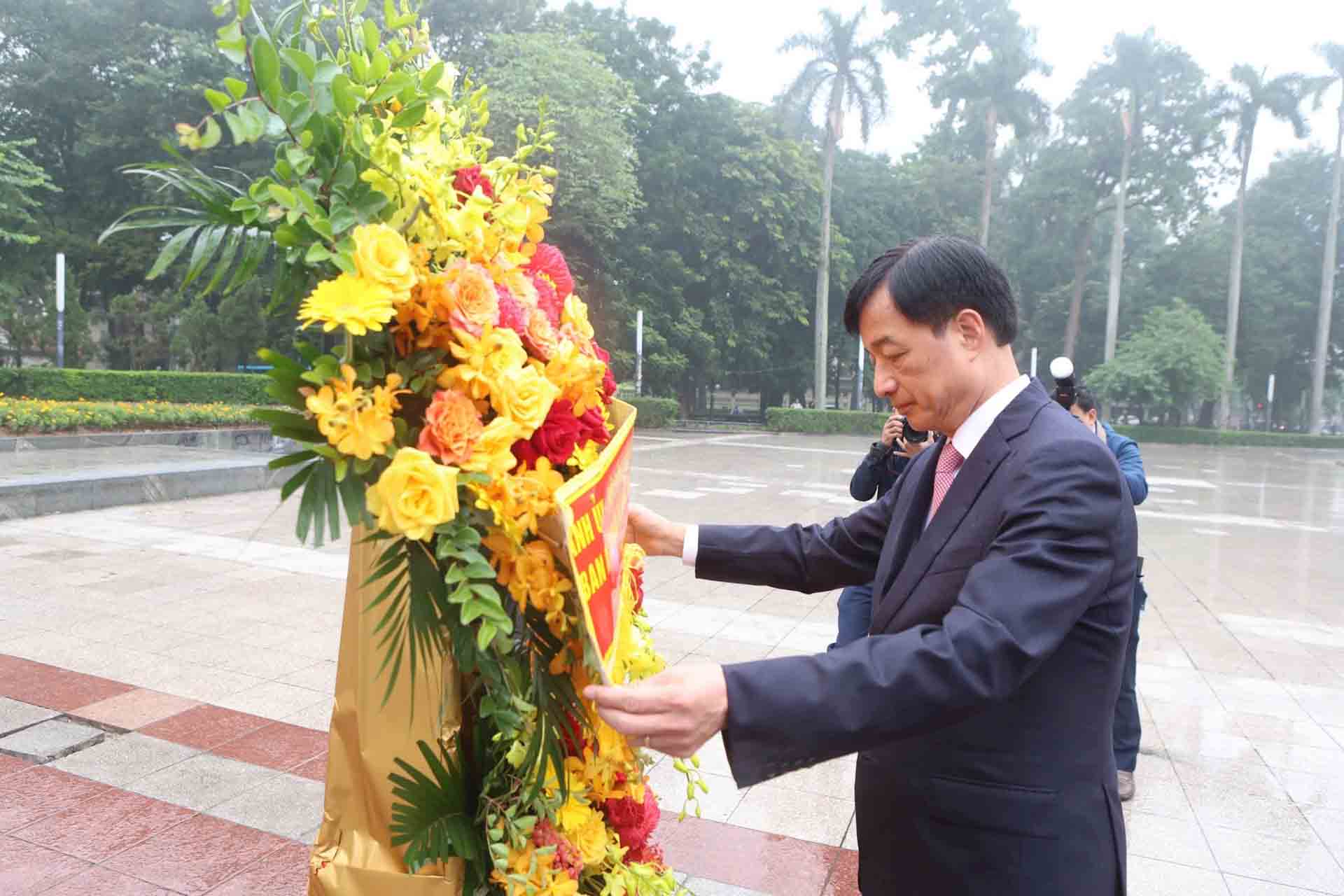 Secretary of the Hanoi Party Committee Nguyen Duy Ngoc offered flowers and commemorated leader V.I. Lenin at the Lenin Monument on the occasion of the 108th anniversary of the Russian October Revolution. Photo: Viet Thanh