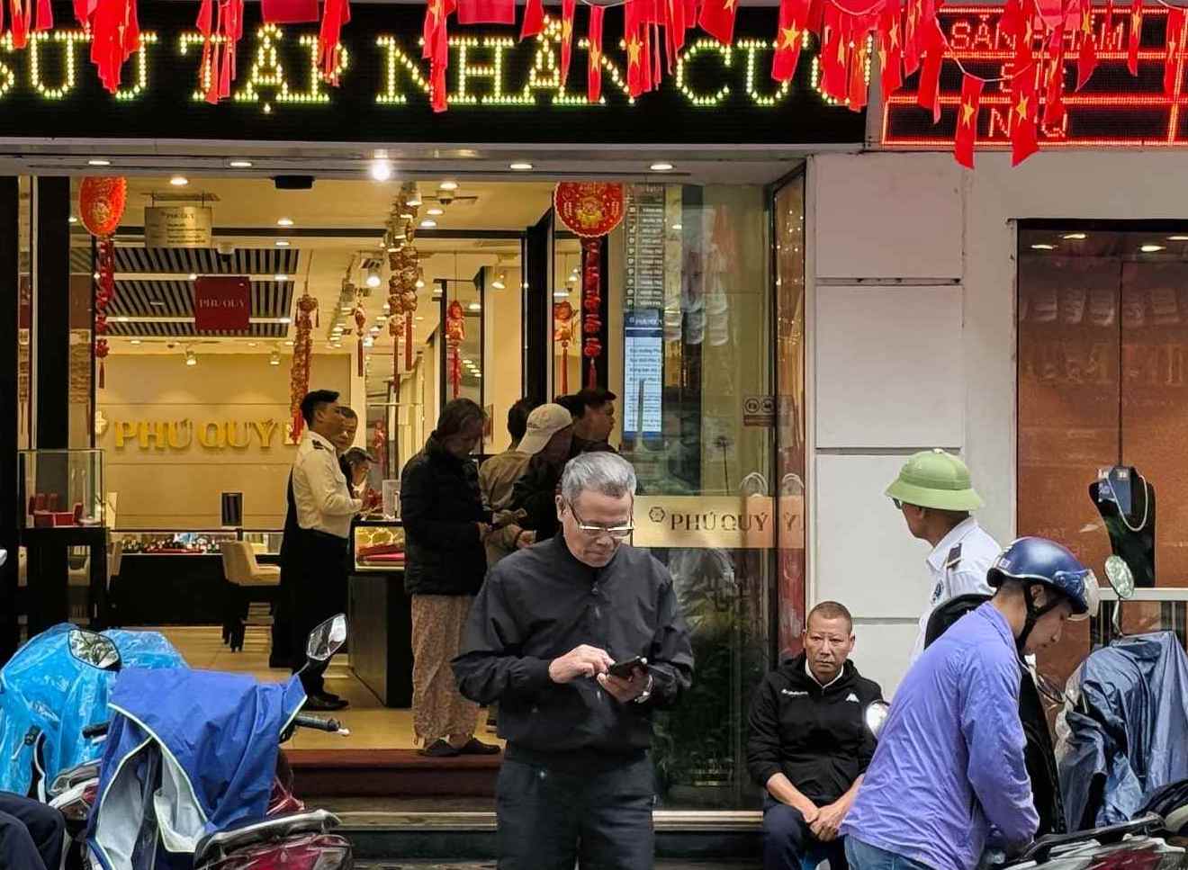 Ngay 7.11, tai mot so cua hang kinh doanh o Ha Noi, viec giao dich bac dien ra nhanh chong. Anh: Phuong Anh