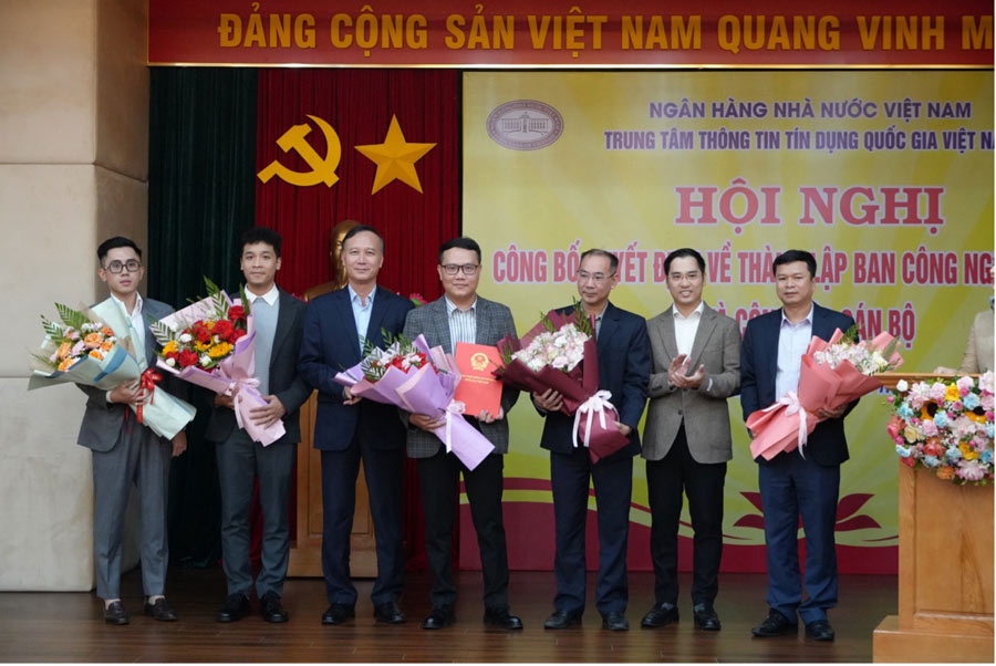 Ban lanh dao CIC trao quyet dinh thanh lap Ban CNTT.