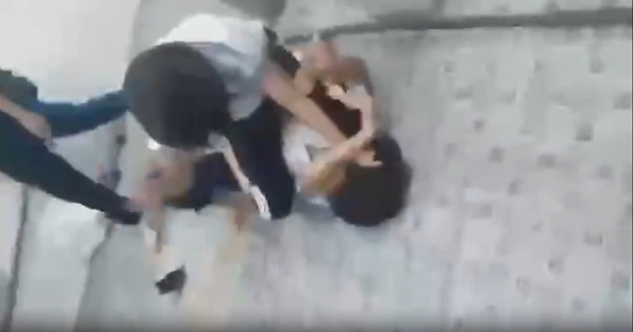 Nha truong da thi hanh ky luat 2 nu sinh danh nhau va 8 nu sinh dung xem co vu. Anh cat tu clip ban doc cung cap