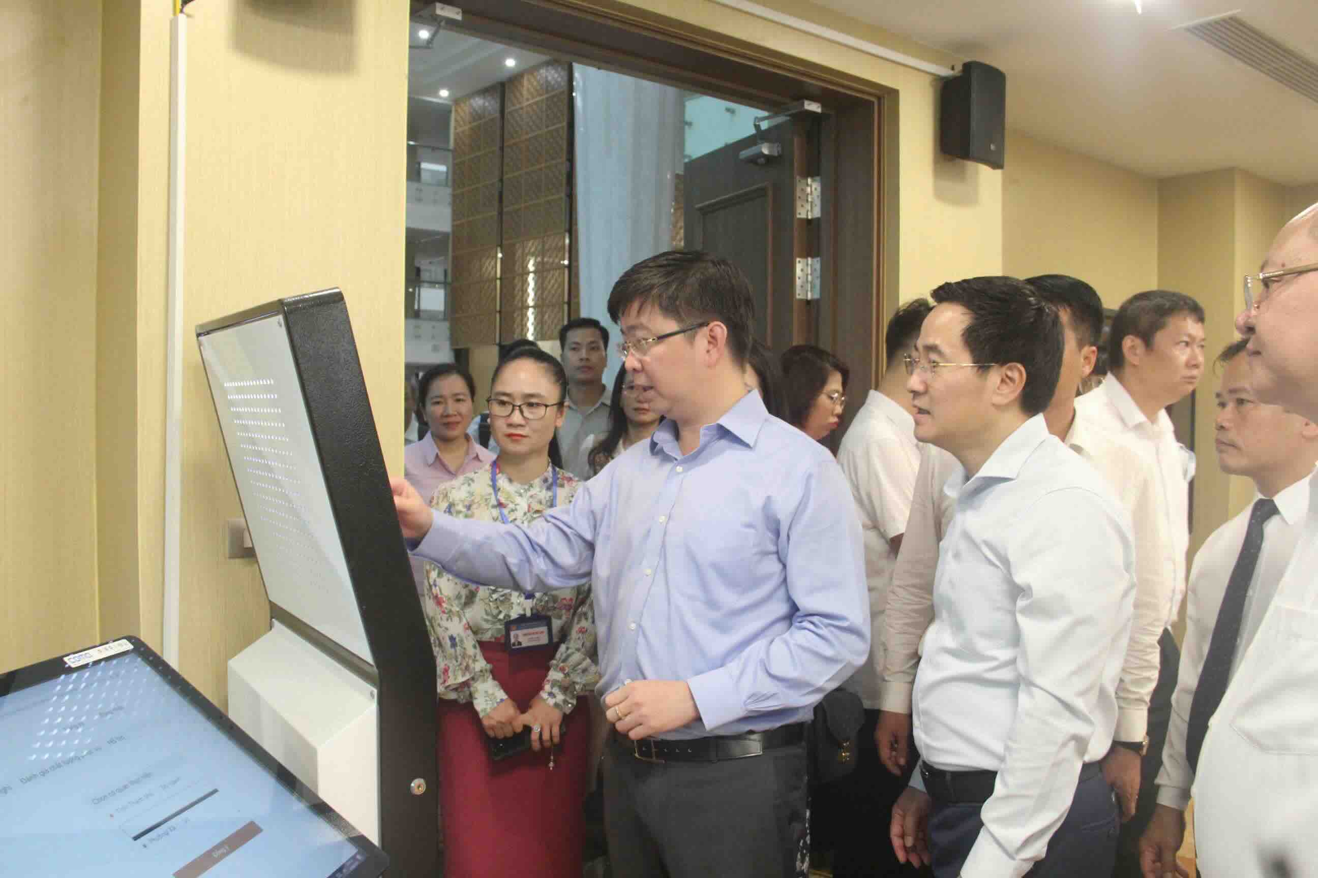 Doan cong tac cua Bo KHCN kiem tra van hanh mo hinh chinh quyen dia phuong 2 cap tai cac dia phuong. Anh: Hao Thien