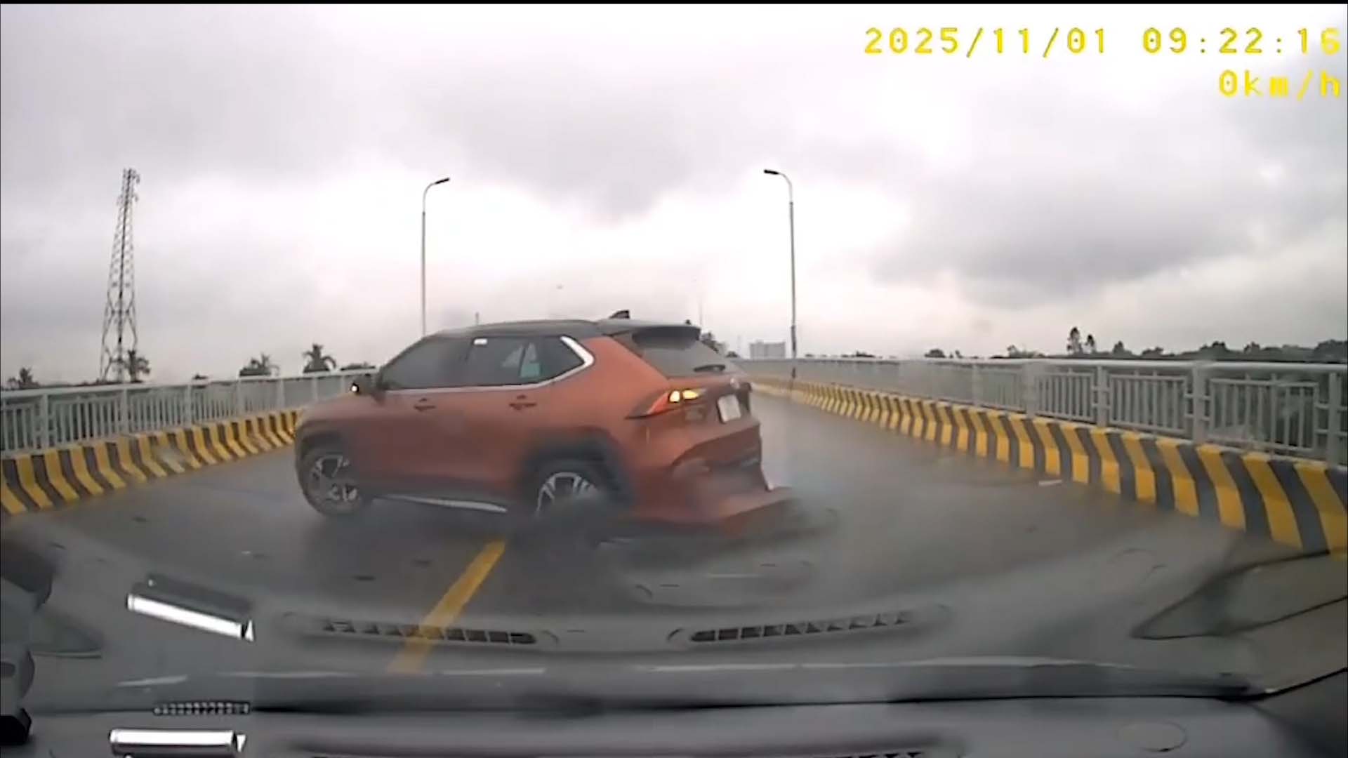 The moment the driver turned around on Ho Bridge (Bac Ninh) caused danger. Photo: Traffic Police Department - Bac Ninh Provincial Police