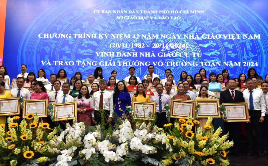 Individuals receiving the Vo Truong Toan and Meritorious Teacher awards in 2024. Photo: Nguyet Minh