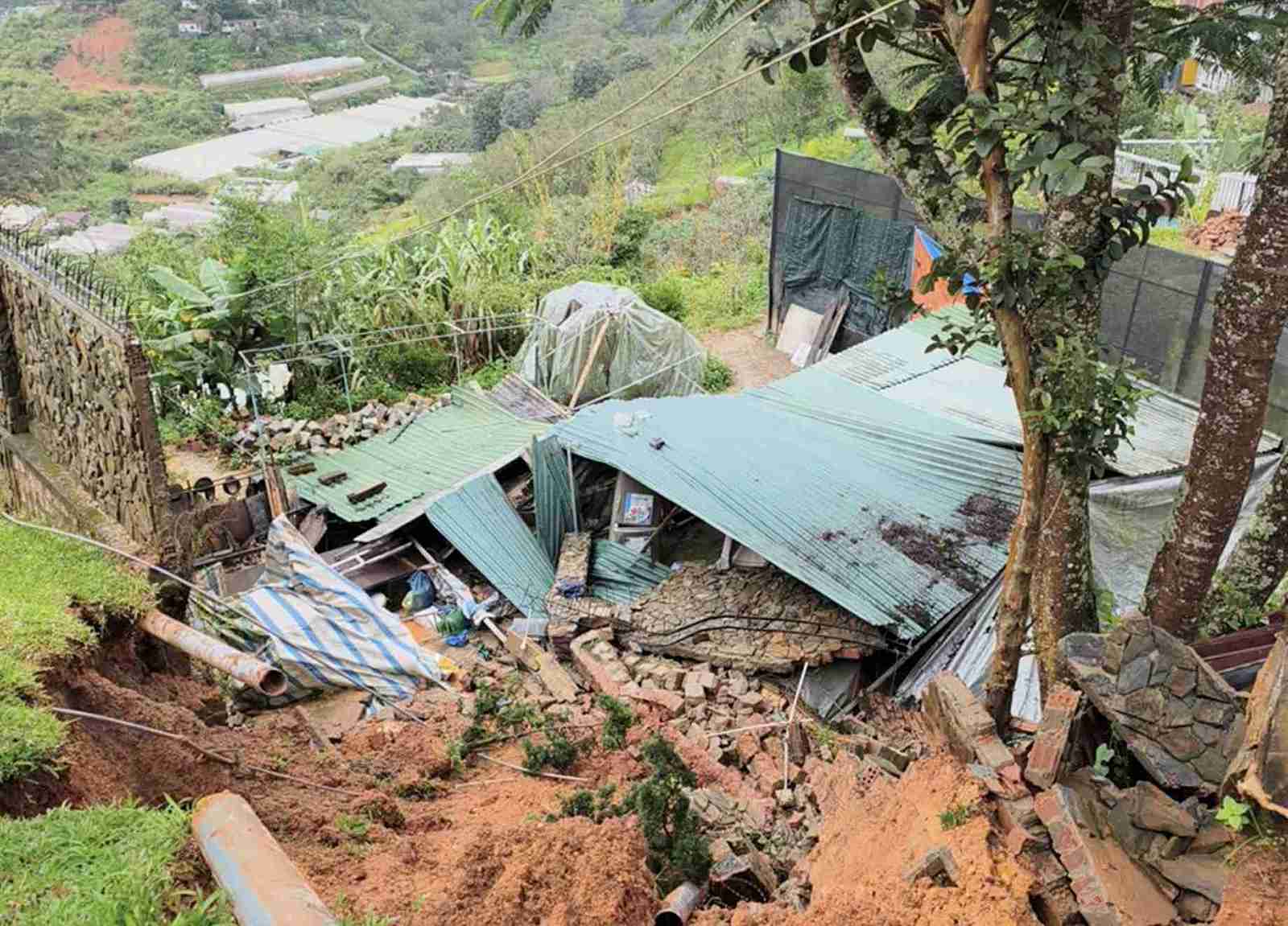 Nha ton cua gia dinh ong Cam Mau Binh bi hu hong mot phan do su co do sap bo taluy. Anh: Phuc Khanh