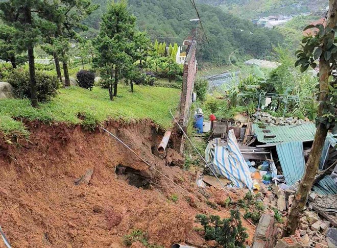 Bờ taluy cao 5m ở Lâm Đồng đổ sập làm hư hỏng nhà dân