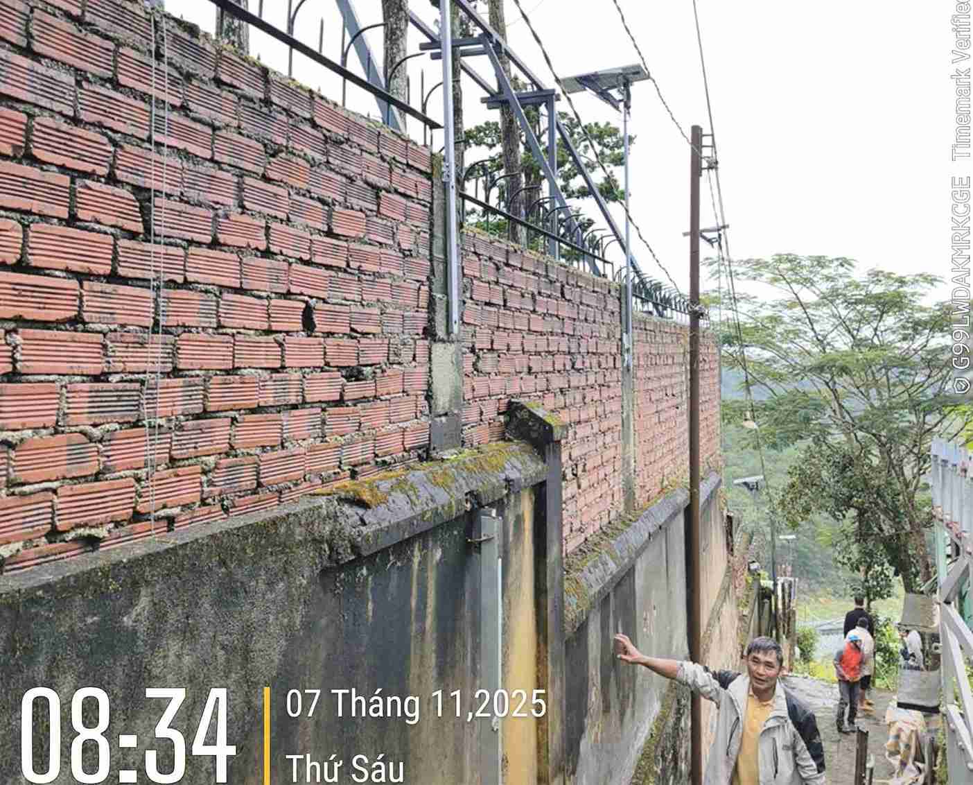 Bo taluy cao 5m truoc khi do sap lam hu hong mot nha dan tai phuong Xuan Huong - Da Lat. Anh: Nguoi dan cung cap