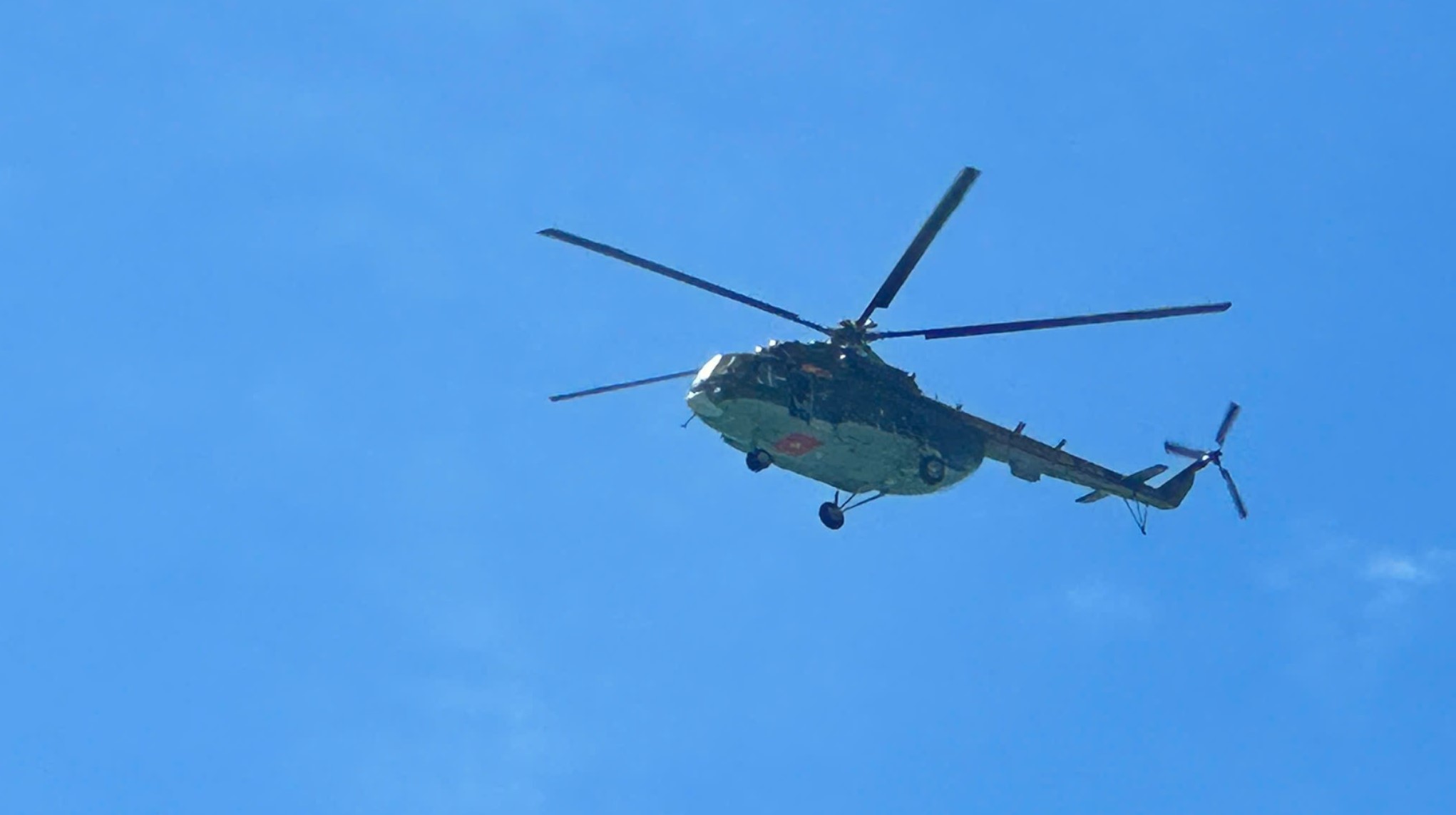 The helicopter is searching for 3 missing men in Ly Son sea. Photo: Trong Quoc