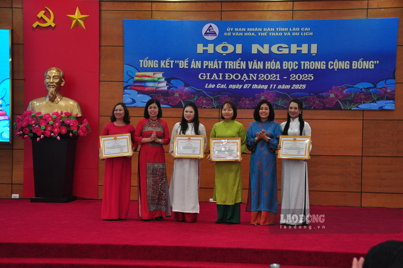Trao bang khen cho cac ca nhan, tap the co thanh tich xuat sac trong viec phat trien van hoa doc. Anh: Dinh Dai