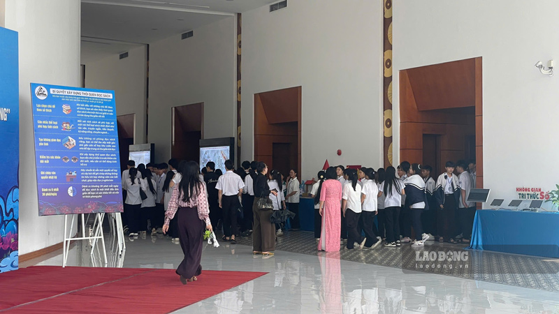 Dong dao ban doc tham gia hoi nghi. Anh: Dinh Dai