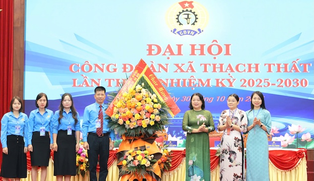 The leaders of the Hanoi City Labor Federation congratulated the first Congress, term 2025 - 2030 of the Thach That Commune Labor Union. Photo: investor