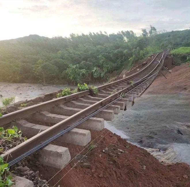 ダクラクでは暴風雨13号の影響で多くの道路が寸断された。写真：トゥイホア