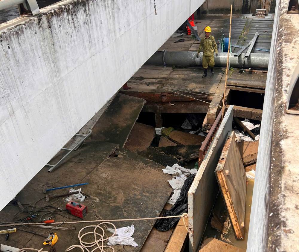 Luc luong chuc nang phuong An Phu Dong khan truong gia co vi tri cong ngan trieu bi vo duoi cau Ba Thon, toi 6.11. Anh: Anh Tu