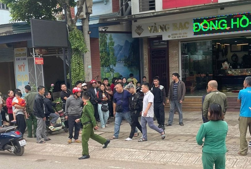 타이응우옌 금은방 강도 청년 추적. 사진: Quang Huy.