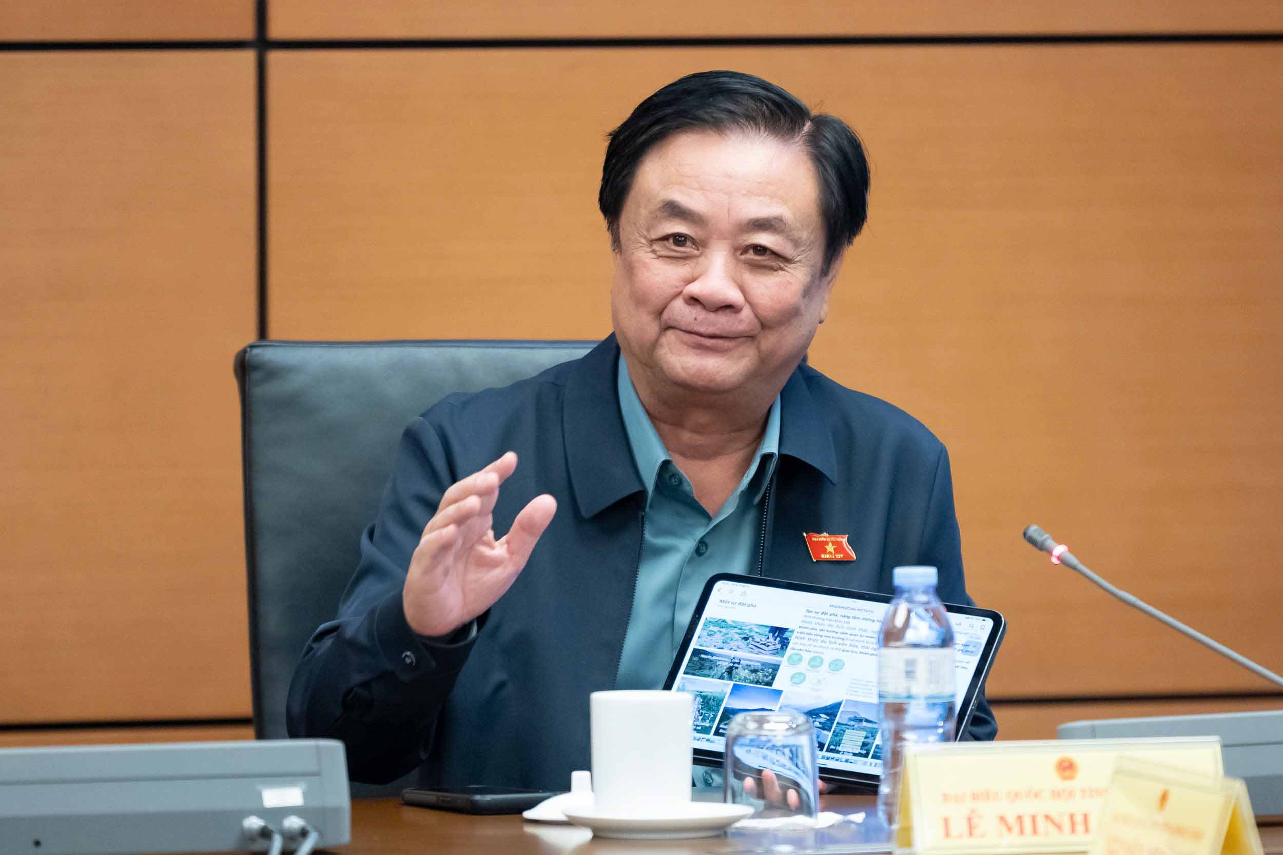 国会副議長のレ・ミン・ホアンは、計画はすべての人、すべての家庭のものでなければならず、計画が「引き出しの中」にあるという状況を避けるべきであると述べた。写真: ヴ・ヒエウ