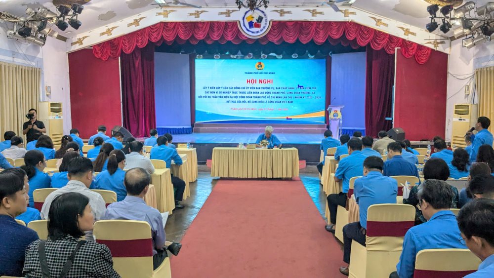 Cac dai bieu thao luan tai hoi nghi gop y Du thao Bao cao chinh tri trinh Dai hoi Cong doan TPHCM lan thu I. Ảnh: Anh Tu