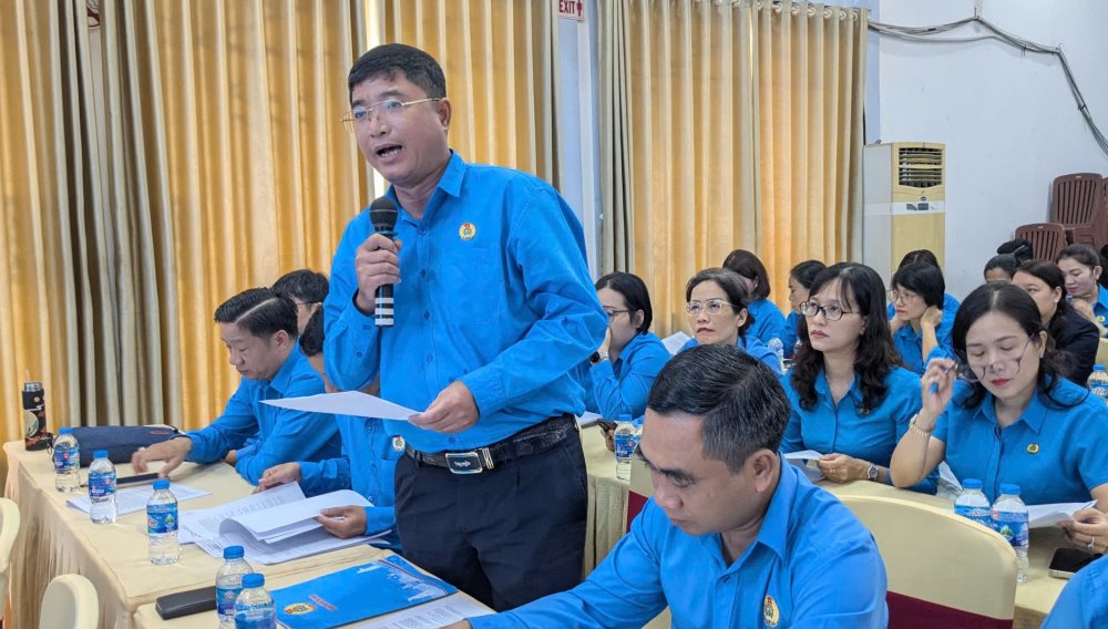 Dai bieu Nguyen Trung Ngan neu y kien hoan thien noi dung thuong luong, ky ket thoa uoc lao dong tap the va cong tac an toan, ve sinh lao dong. Ảnh: Anh Tu