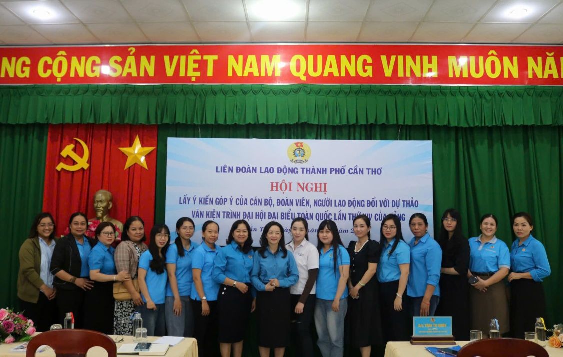 Delegates attending the conference contributed their opinions on the draft document of the 14th National Congress of the Party. Photo: Van Nhanh