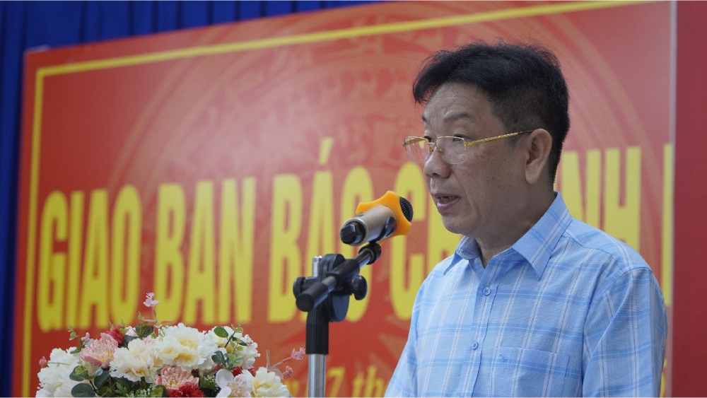 Ong Nguyen Van Tam thong tin ve tinh hinh thuc hien nhiem vu chong khai thac IUU trong cuoc hop giao ban bao chi thang 11.2025. Anh: Nguyen Anh