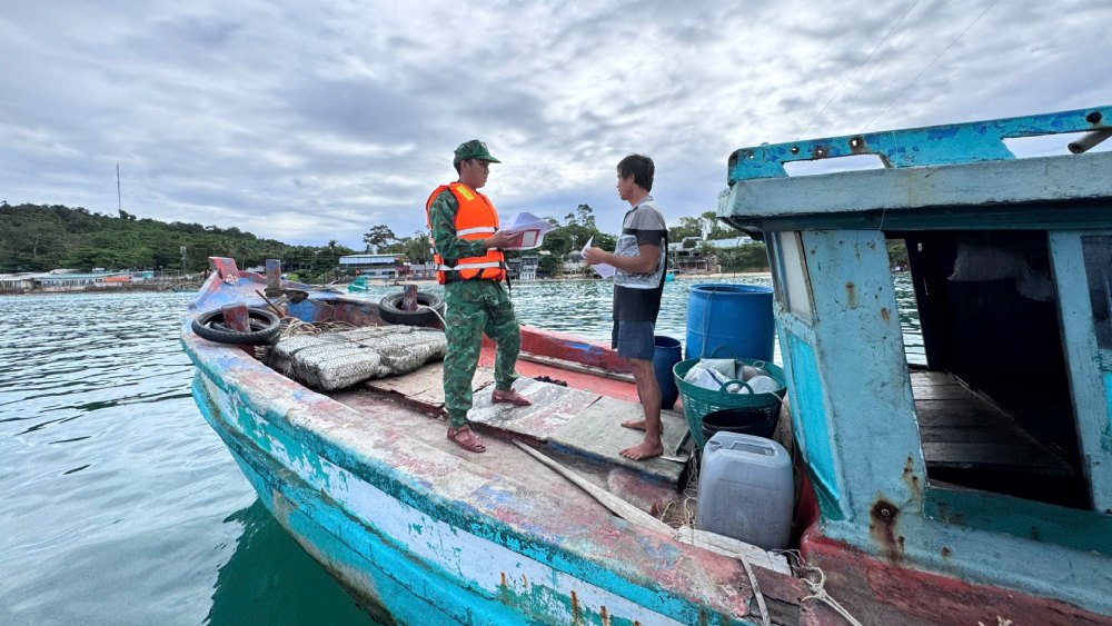 Units and localities in An Giang province have synchronously deployed many solutions to comprehensively control fishing vessels. Photo: Provided by Border Guard