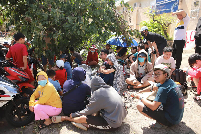 Many free charging stations were arranged for Gia Lai people when the electricity industry cut off electricity on a large scale during storm No. 13. Photo: Hoai Phuong