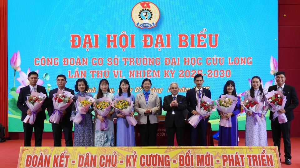 The Executive Committee of the Mekong University Trade Union for the 2025-2030 term was introduced at the Congress. Photo: Van Do