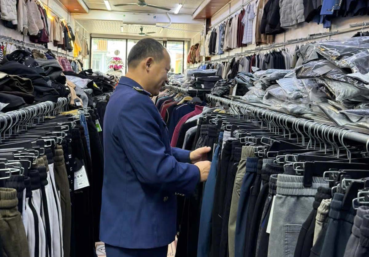 Checking goods at M.M. clothing store. Photo: Ninh Binh Province Market Management Department