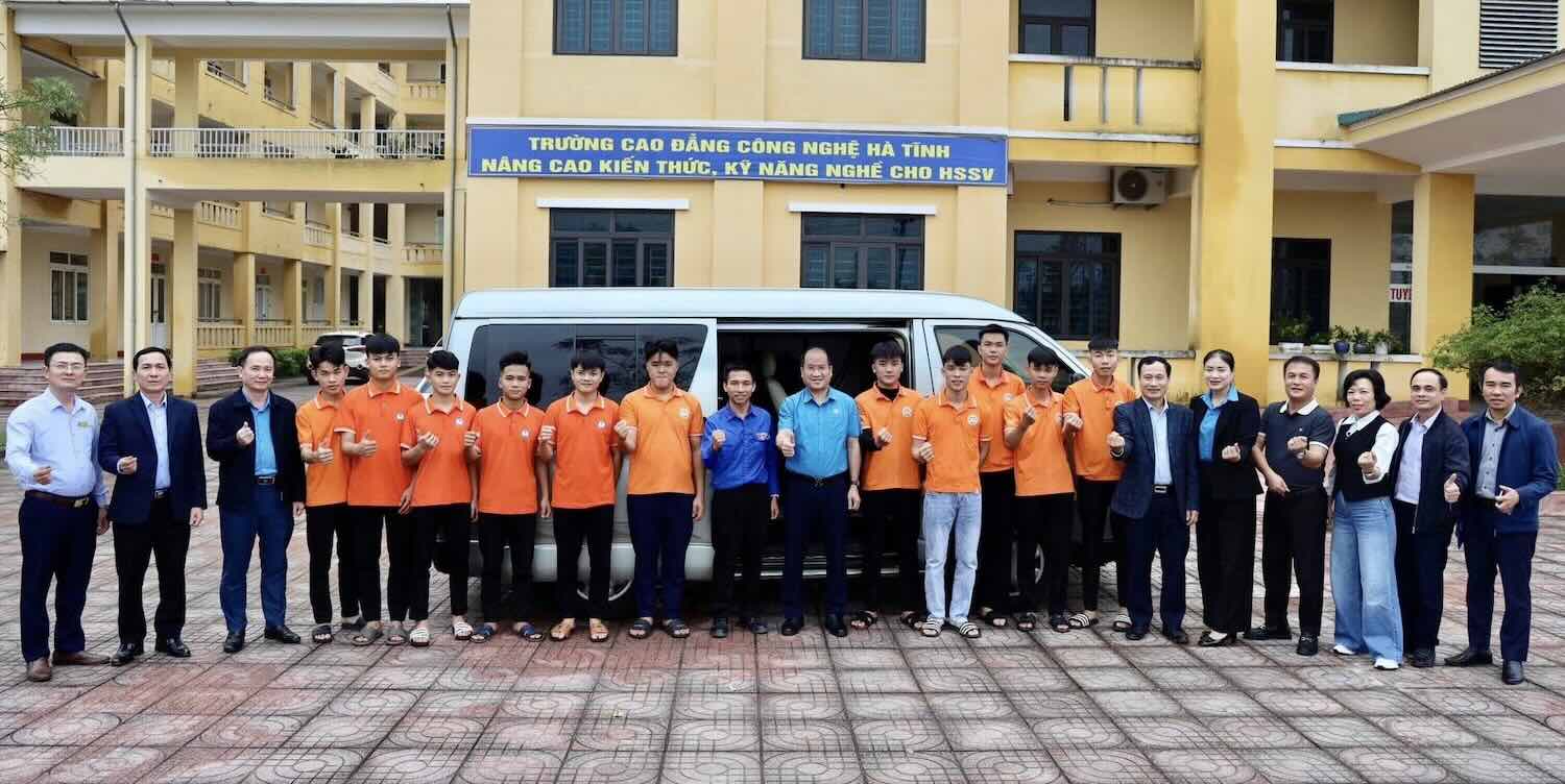 ハティン工科大学の学生たちがフエを訪れ、浸水地域の人々が無料で車を修理できるよう支援しました。写真：Q.アン