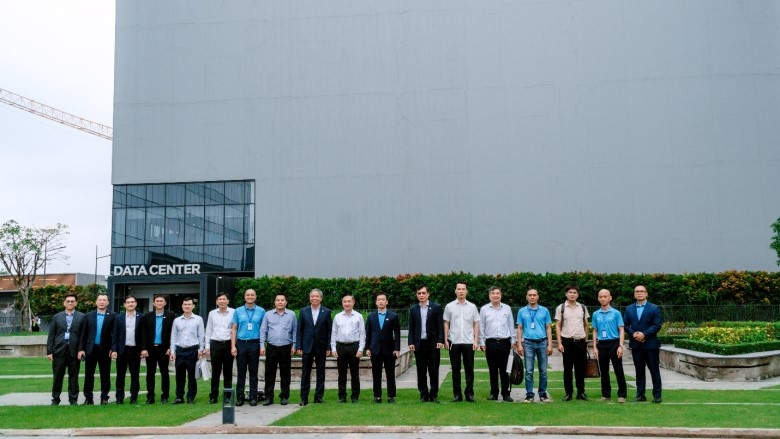 The Ho Chi Minh City Party Committee working delegation visited and worked at the CMC - CCS creative space complex of Ho Chi Minh City - Tan Thu An Industrial Park. Photo: DNCC