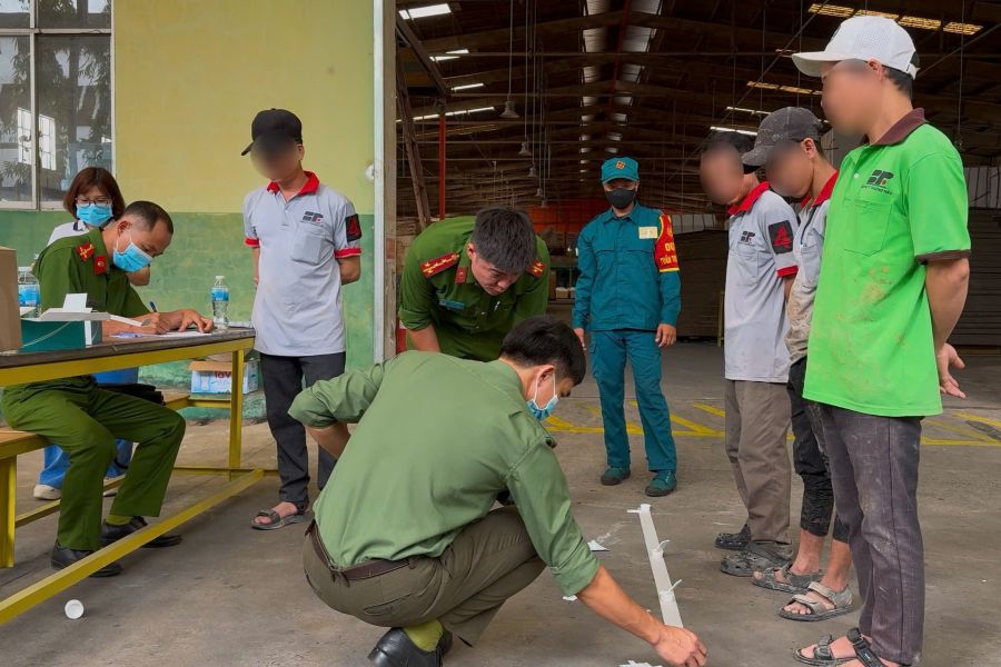 Organizing drug testing for workers in industrial parks. Photo: Thanh An