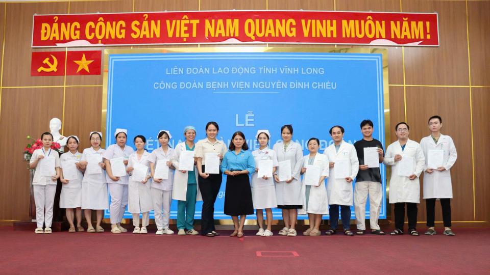 BSCKII. Tran Thi My Hanh - Deputy Director, President of the hospital's union - presented the decision to admit union members. Photo: Nguyen Dinh Chieu Hospital Trade Union