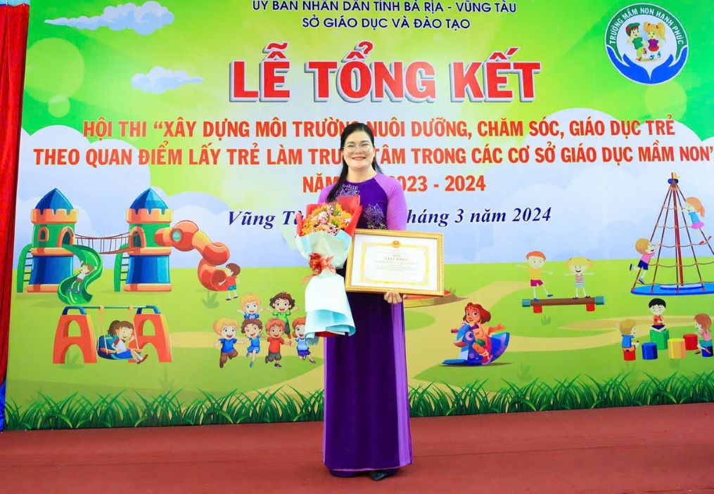 Ms. Tran Thi Tuong Giao - Principal of Truc Xanh Kindergarten (Rach Dua Ward, Ho Chi Minh City) has been in the profession for 34 years. Photo: NVCC