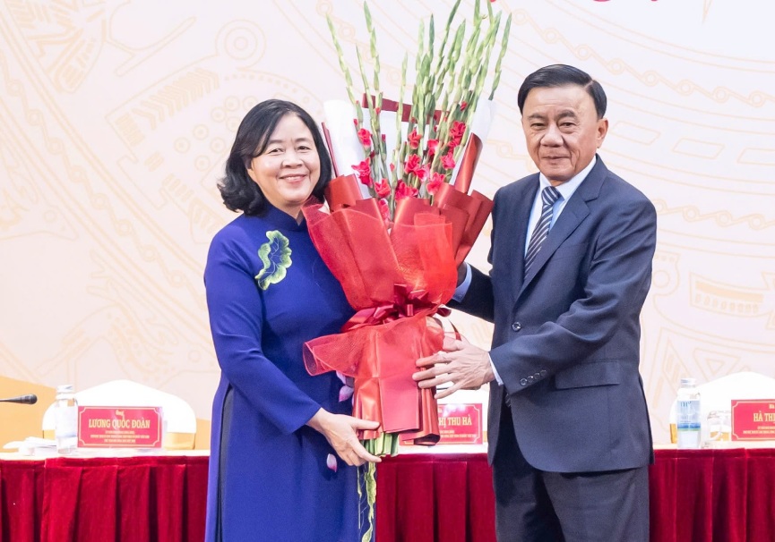 El Sr. Tran Cam Tu - Miembro del Buro Politico Permanente del Comite del Secretario General entrega flores para felicitar a la Sra. Bui Thi Minh Hoai - nueva Presidenta del Comite Central del Frente de la Patria de Vietnam para el mandato 2024-2029. Foto: Quang Vinh