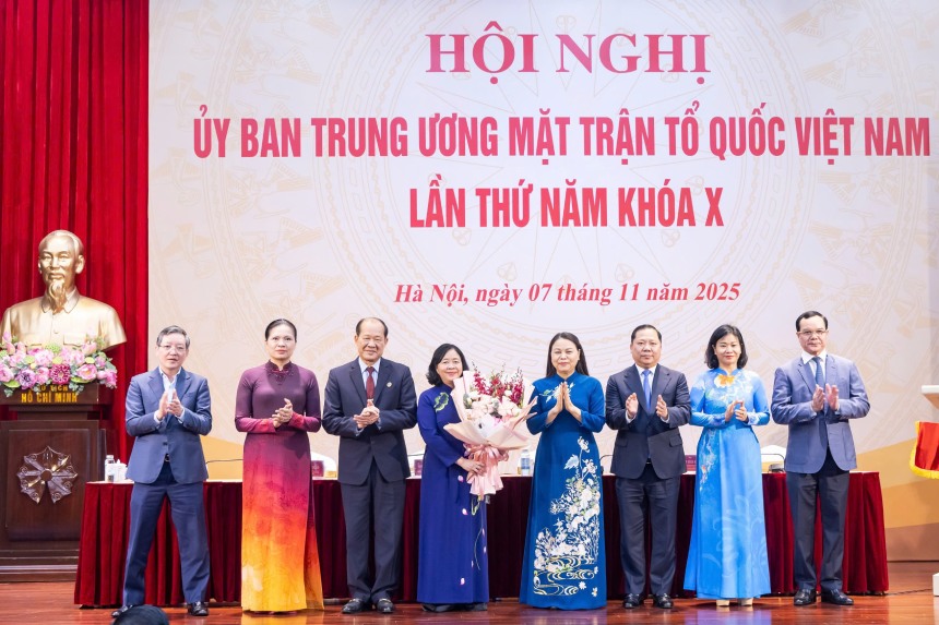 Ban Thuong truc Uy ban Trung uong MTTQ Viet Nam tang hoa chuc mung ba Bui Thi Minh Hoai, Uy vien Bo Chinh tri, Bi thu Trung uong Dang, Chu tich Uy ban Trung uong MTTQ Viet Nam. Anh: Quang Vinh