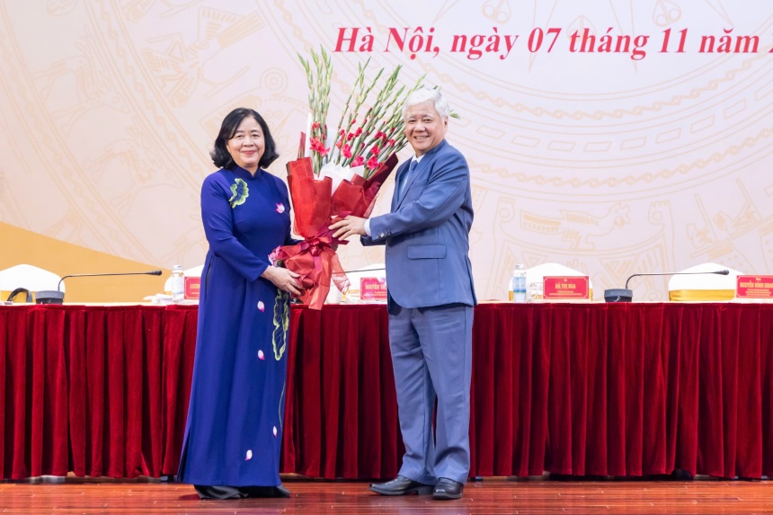 Ong Do Van Chien, Uy vien Bo Chinh tri, Pho Bi thu Thuong truc Dang uy Quoc hoi, nguyen Bi thu Dang uy MTTQ, cac doan the Trung uong, nguyen Chu tich Uy ban Trung uong MTTQ Viet Nam tang hoa chuc mung ba Bui Thi Minh Hoai, Uy vien Bo Chinh tri, Bi thu Trung uong Dang, Chu tich Uy ban Trung uong MTTQ Viet Nam. Anh: Quang Vinh
