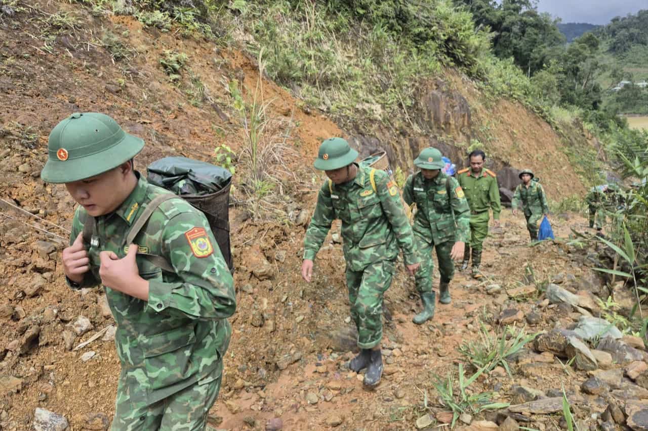 숲을 헤치고 홍수를 헤치고 다낭 산악 지역의 고립된 주민들을 구하기 위해 500kg의 식량을 가져왔습니다. 사진: 쩐 티