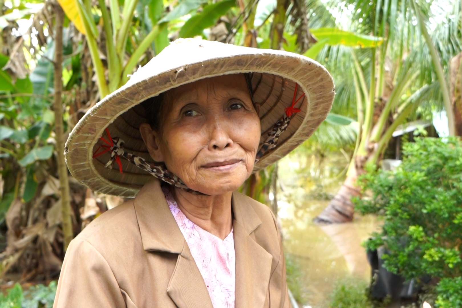 Ba Tran Thi Gap (71 tuoi, nguoi dan Con Son). Anh: Ta Quang