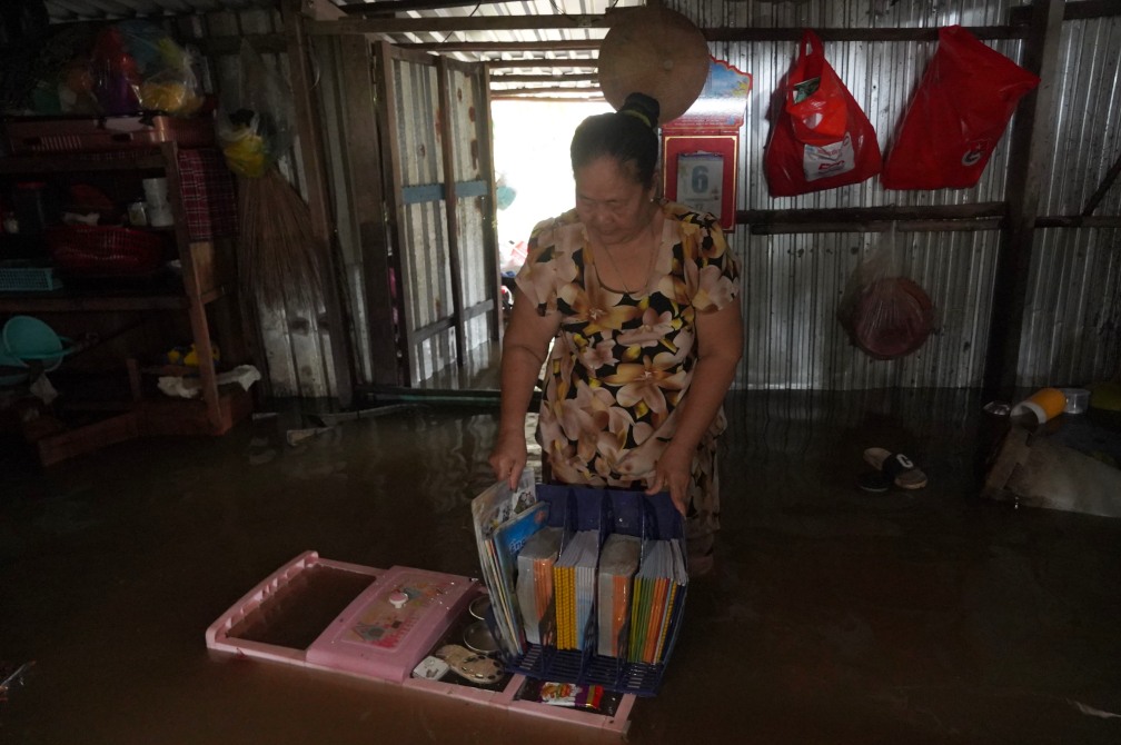 Gao va do dac trong nha ba Dung da bi nuoc nhan chim. Anh: Ta Quang