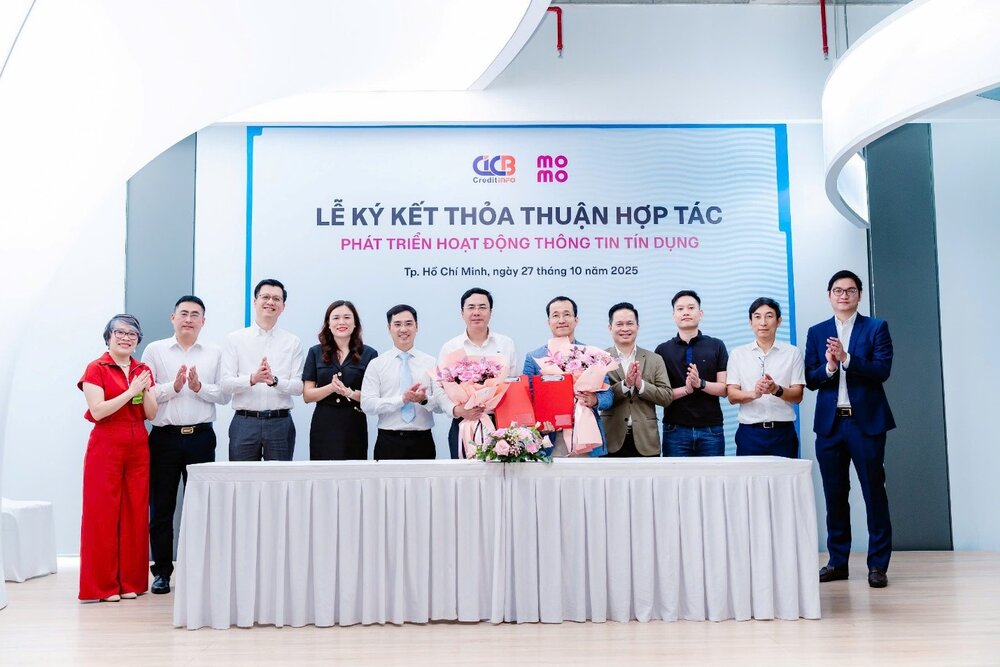 Doan cong tac hai ben tham du Le ky ket. Ảnh: CIC
