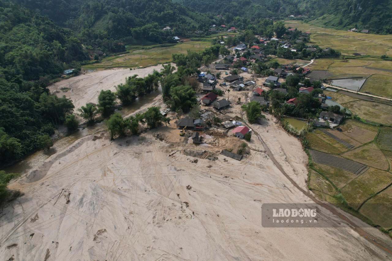 태풍 10호 이후 랑으로 떠내려온 금 모래 광산의 양은 약 100 000m3 이상입니다. 사진: Van Duc.