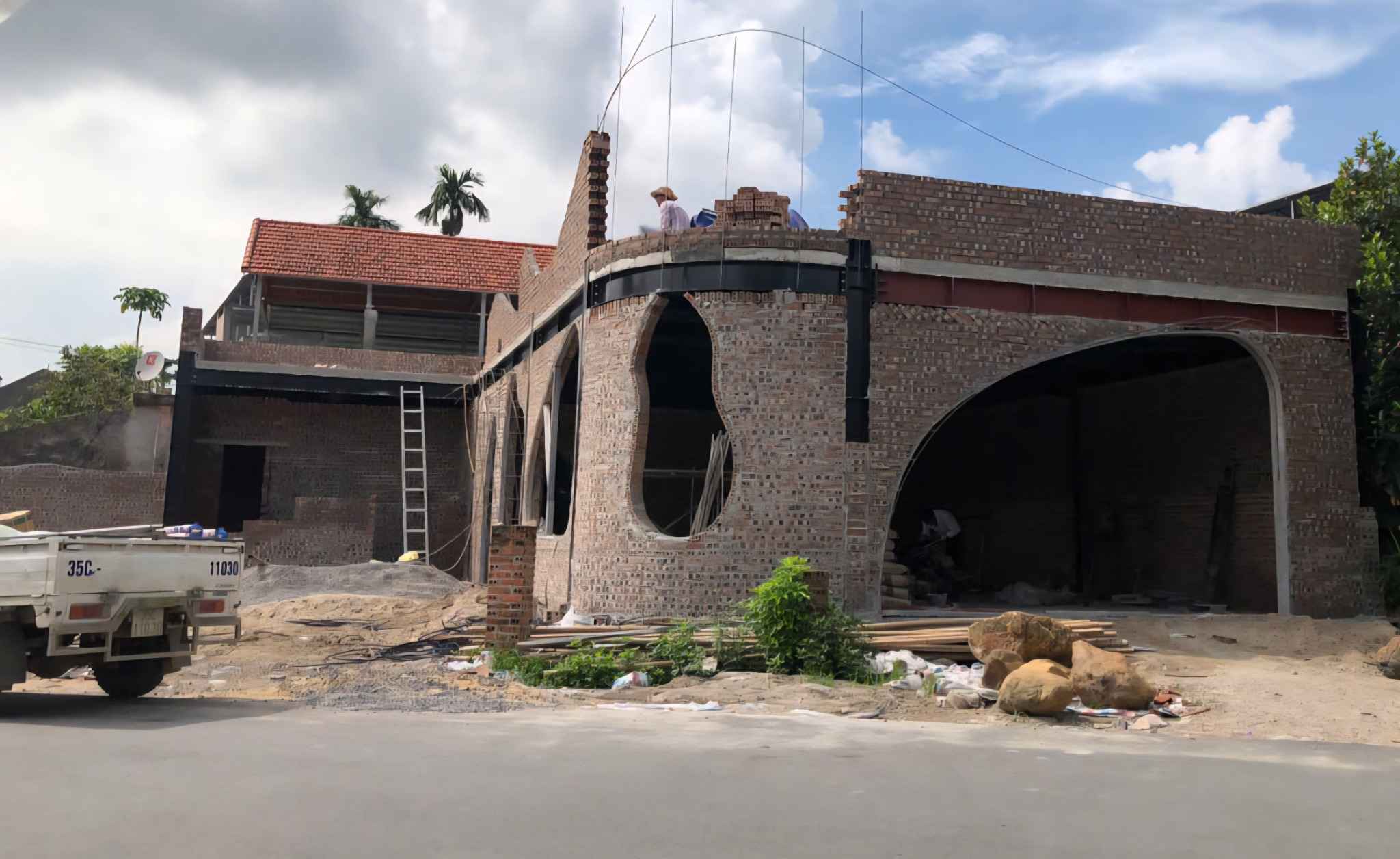 Desde principios de julio de 2025 hasta ahora las fuerzas funcionales del barrio de Nam Hoa Lu han procesado 50 casos de violaciones del orden de construccion en la zona patrimonial de Trang An. Foto: Nguyen Truong