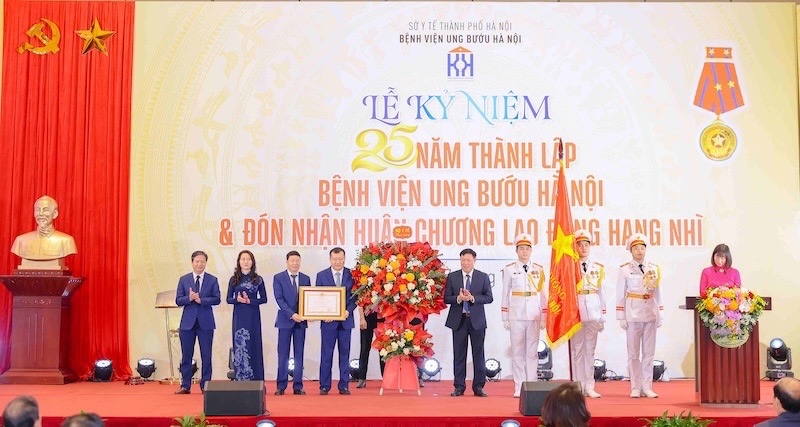 Dai dien Bo Y te chuc mung tap the Benh vien Ung buou Ha Noi. Anh: BVCC