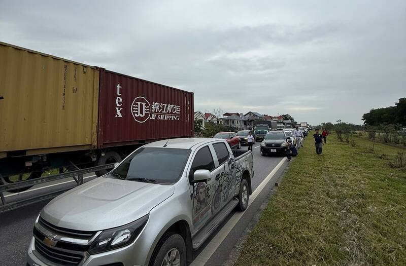 Cac phuong tien un tac keo dai. Anh: Do Tri