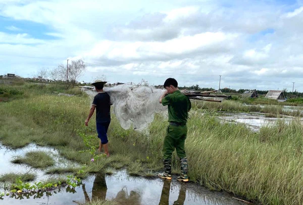 Hai Quang Commune Police (Ninh Binh Province) strictly handle the situation of wild bird hunting. Photo: Ninh Binh Provincial Police