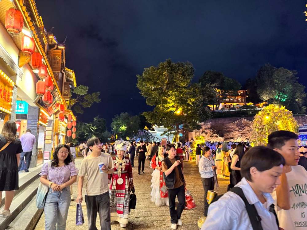 Nhung cua hang, con pho nhon nhip ve dem.