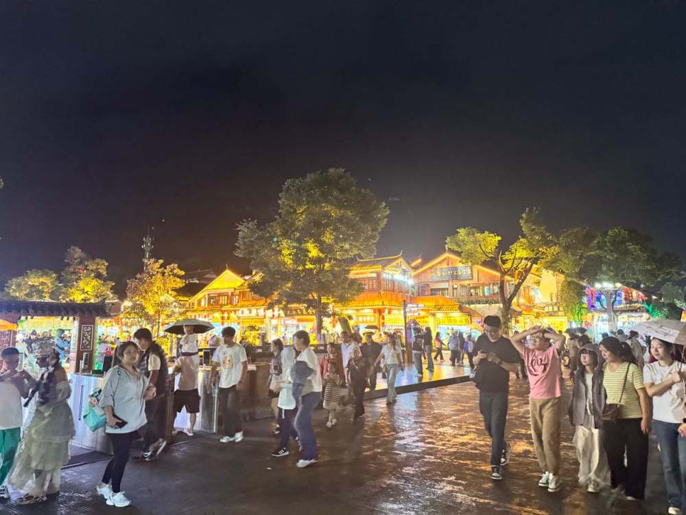 Cho dem Le Giang thu hut dong dao du khach.